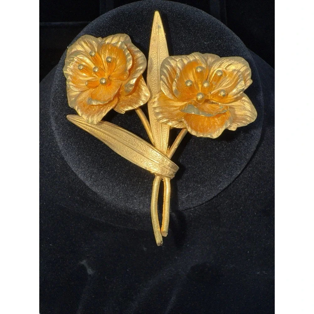 Stunning Gold Tone Double Flower Brooch / Pin Vintage